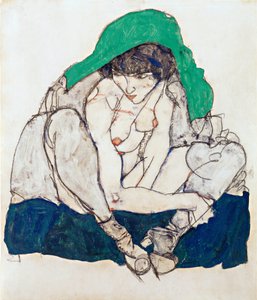 Femme accroupie avec foulard vert