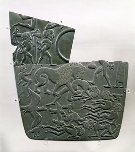Palette de champ de bataille, représentant des captifs et des victimes de bataille, ces dernières étant la proie des animaux sauvages, fin prédynastique à la 1ère dynastie, vers 3100 av. J.-C.