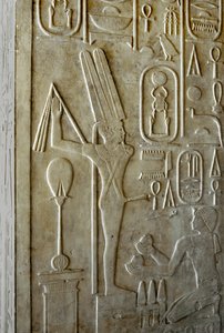 Antiquité égyptienne : hiéroglyphe représentant le dieu ithyphallique Min, chapelle blanche du pharaon Sésostris I (1962-1928 av. J.-C.) 12ème dynastie, sanctuaire construit pour rendre hommage au dieu Amon. Musée en plein air du temple de Karnak Égypte - Egyptian 12th Dynasty