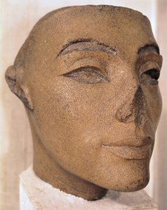 Une tête royale, possiblement de Néfertiti, de Memphis, Nouvel Empire - Egyptian 18th Dynasty