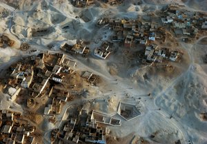 Vue aérienne du site archéologique de Qurna, Sheikh Abd el-Qurna, Nécropole thébaine, Égypte, Nouvel Empire, XVIIIe-XIXe dynastie