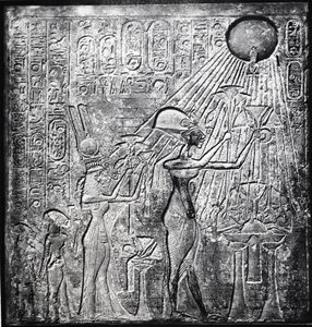 Akhenaton (Amenhotep IV) pharaon hérétique, régnant vers 150 av. J.-C., ici avec Néfertiti et leurs deux filles offrant des cadeaux au Soleil. Bas-relief du Temple du Soleil, Thèbes