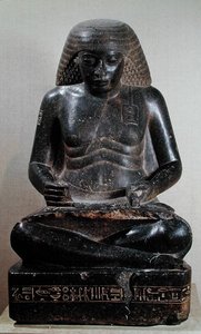 Amenhotep, fils de Hapou, assis en tailleur, du Temple d
