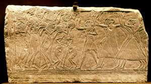 Égypte ancienne : bas-relief représentant une procession avec danseuse. Nouvel Empire. Règne de Ramsès II. 14e siècle av. J.-C. Musée du Caire. Égypte