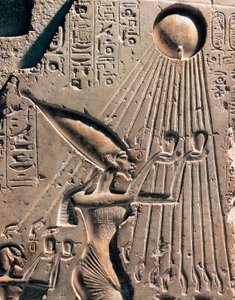 Antiquité égyptienne : bas-relief représentant Amenophis IV (Akhenaton ou Aménophis) (1352-1338 av. J.-C.) et sa famille rendant hommage au dieu Aton. Détail représentant le pharaon. 1364-1347 av. J.-C. (calcaire) - Egyptian 18th Dynasty