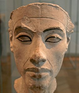 Buste de Néfertiti (c1370- c1330 av. J.-C.) Grande Épouse Royale (principale épouse) du pharaon égyptien Akhenaton. Néfertiti et son mari étaient connus pour une révolution religieuse. Ils ont commencé à adorer un seul dieu, Aton, le disque solaire.