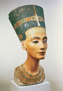 Buste de la reine Néfertiti, du studio du sculpteur Thoutmôsis à Tell el-Amarna (calcaire peint)