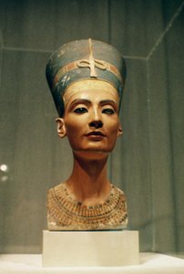 Buste de la reine Néfertiti, vue de face, du studio du sculpteur Thoutmôsis à Tell el-Amarna (voir aussi 114018-20)