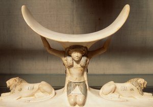 Appuie-tête en ivoire sculpté soutenu par Shu, personnification de l