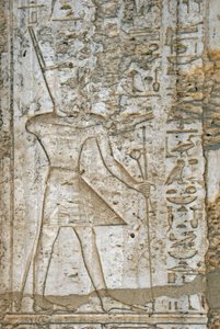 Antiquité égyptienne : détail des reliefs de la chapelle en albâtre du pharaon Thoutmosis IV (1419-1387 av. J.-C.) le représentant portant les symboles du pouvoir. Musée en plein air du temple de Karnak Égypte