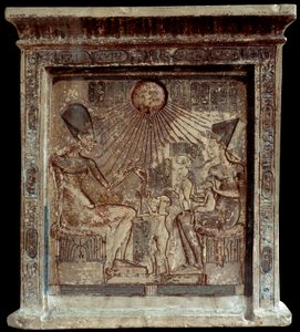 Reine égyptienne Néfertiti avec le pharaon Amenophis IV et leurs enfants. Bas-relief - Egyptian 18th Dynasty