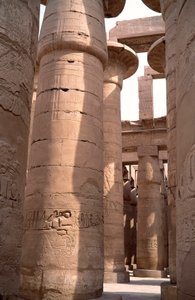 Antiquité égyptienne : vue des colonnes de la salle hypostyle du temple d