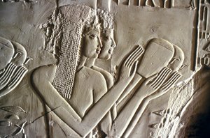 Antiquité égyptienne : jeunes filles faisant des offrandes. Tombe de Kherouef (TT192) (18e dynastie) - Egyptian 18th Dynasty