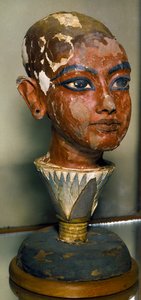 Antiquités égyptiennes : portrait du jeune pharaon Toutânkhamon soutenu par une feuille de lotus. Sculpture en bois peint. Du trésor de Toutânkhamon. Musée égyptien, Le Caire - Egyptian 18th Dynasty