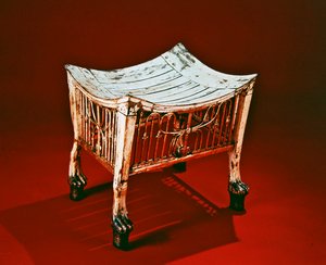 Repose-pieds utilisé par le roi-enfant au début de son règne, de la tombe de Toutankhamon, Nouvel Empire