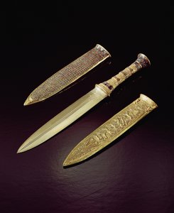 Dague en or et fourreau, de la tombe de Toutankhamon (c.1370-1352 av. J.-C.) Nouvel Empire