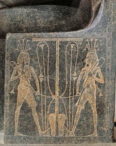 Groupe sculptural en granit avec Horemheb faisant des offrandes au dieu Atoum, détail du trône d