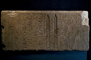 Hatchepsout et ses obélisques, bloc de quartzite, du temple d