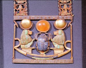 Collier du Soleil Levant, de la tombe de Toutankhamon (vers 1370-52 av. J.-C.) Nouveau Royaume (détail) - Egyptian 18th Dynasty