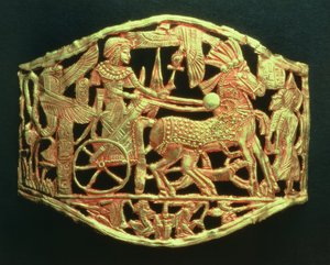 Plaque ajourée ou boucle montrant le retour triomphal du roi avec des prisonniers, de la tombe de Toutankhamon (c.1370-52 av. J.-C.) Nouvel Empire (or)