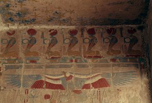 Mur peint avec disque solaire, uræus et vautour de Haute-Égypte, Temple funéraire d