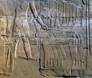 Prêtre supervisant le travail des femmes, relief mural, colonnade du temple d