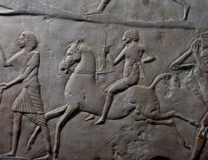 Course de relais à cheval, détail de relief mural représentant un camp militaire de soldats, calcaire, de la tombe memphite de Horemheb à Saqqarah, Civilisation égyptienne, Nouvel Empire, XVIIIe dynastie - Egyptian 18th Dynasty