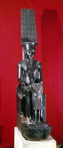 Statue assise du dieu Amon protégeant Toutankhamon, Nouvel Empire, vers 1336-1327 av. J.-C.