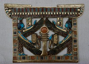 Plastron en forme de temple, Trésor de Toutankhamon, Égypte, civilisation égyptienne, Nouvel Empire, XVIIIe dynastie - Egyptian 18th Dynasty