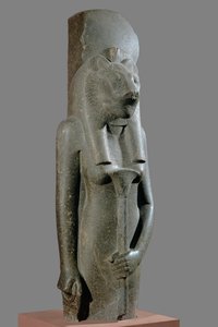 La déesse Sekhmet tenant un sceptre en forme de tige de papyrus... - Egyptian 18th Dynasty
