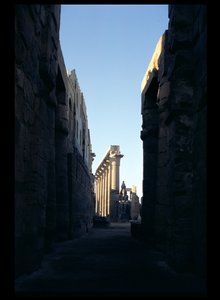 Vue depuis la cour de Ramsès II vers la colonnade d
