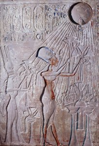 Bas-relief du roi Ikhenaton et de la reine Néfertiti adorant le dieu du soleil Aton