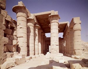 Colonnes avec des fûts de papyrus et des chapiteaux de lotus dans la grande salle hypostyle, Nouvel Empire