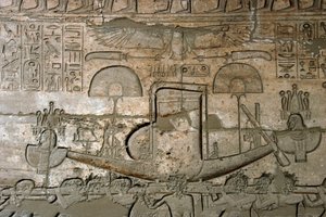 Antiquité égyptienne : vue des reliefs représentant la procession de la barque sacrée, Temple mémorial dédié au pharaon Ramsès II (1279-1213 av. J.-C.), site de Ramasseum (Ramesseum) à Louxor, Égypte. - Egyptian 19th Dynasty