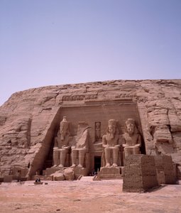 Antiquité égyptienne : Colosse du Temple de Ramsès II. 1271-1256 av. J.-C. Abu Simbel, Assouan, Égypte - Egyptian 19th Dynasty