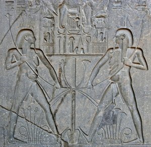 Détail de la base de la statue du pharaon Ramsès II (1292-1186 av. J.-C.) représentant l