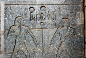 Antiquité égyptienne : détail de la base de la statue du pharaon Ramsès II (1292-1186 av. J.-C.) représentant l