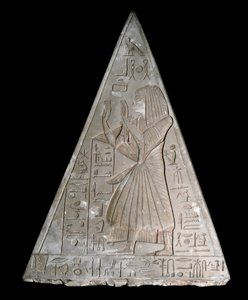 Antiquité égyptienne : pointe de pyramide de la chapelle de Ramose décorée de la représentation du défunt adorant Re-Atum, divinité du soleil couchant. 19ème dynastie (1295-1190 av. J.-C.) Deir el-Medineh Dim. h. 70 cm Turin, Égypte
