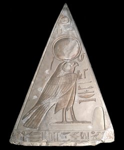Antiquité égyptienne : pointe de pyramide de la chapelle de Ramose décorée de la représentation de Ra-Harakte - Egyptian 19th Dynasty