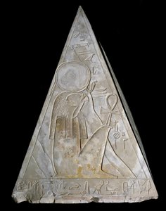 Antiquité égyptienne : pointe de pyramide de la chapelle de Ramose décorée de la représentation de Re-Atum, divinité du soleil couchant. XIXe dynastie (1295-1190 av. J.-C.) Deir el Medineh. Turin, musée égyptien - Egyptian 19th Dynasty
