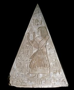 Antiquité égyptienne : pointe de pyramide de la chapelle de Ramose décorée de la représentation du culte de Ra-Harakte, divinité du soleil levant - Egyptian 19th Dynasty