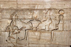 Antiquité égyptienne : relief représentant le pharaon Ramsès II devant les divinités de la triade thébaine, Amon, Mout et Khonsou ; Temple funéraire dédié au pharaon Ramsès II (1279-1213 av. J.-C.), site de Ramasseum (Ramesseum) à Louxor, Égypte. - Egyptian 19th Dynasty