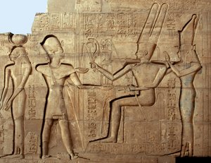Antiquité égyptienne : relief représentant le pharaon Ramsès II devant deux des divinités de la triade thébaine, Amon et Mout ; Temple funéraire dédié au pharaon Ramsès II (1279-1213 av. J.-C.), site de Ramasseum à Louxor, Égypte. - Egyptian 19th Dynasty