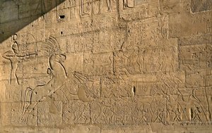 Antiquité égyptienne : vue des reliefs célébrant les exploits de Ramsès II lors de la bataille de Qadesh en 1274 av. J.-C., Temple mémorial dédié au pharaon Ramsès II (1279-1213 av. J.-C.), site de Ramasseum à Louxor, Égypte. - Egyptian 19th Dynasty