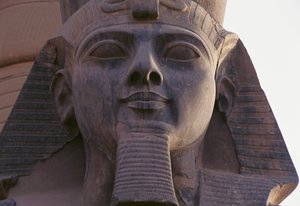 Visage de la statue de Ramsès II assis, Nécropole thébaine (Liste du patrimoine mondial de l