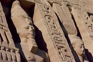 Têtes de Ramsès II (1279-1213) et Hathor/Néfertari sur la façade du Temple de la Reine Néfertari, Nouvel Empire, vers 1250 av. J.-C. (détail)