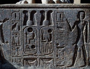 Hiéroglyphes, détail du sabot de la statue colossale du roi, Cour de Ramsès II, Temple d