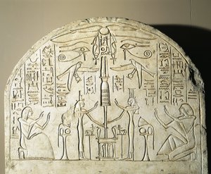Stèle en calcaire de Perinefer, avec Isis et Neftis adorant un fétiche représentant Osiris, d