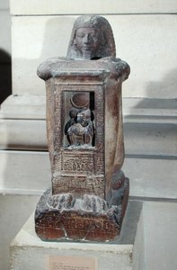 Statue naophore du scribe, Kha, avec le dieu Thot dans le naos, Nouvel Empire, c.1279-1212 av. J.-C.