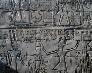 La reine Hatchepsout devant le dieu Amon, détail des scènes d